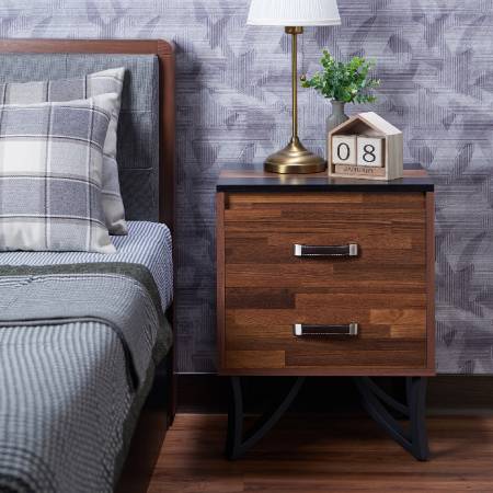 Má konferenční stolek ve stejném stylu.